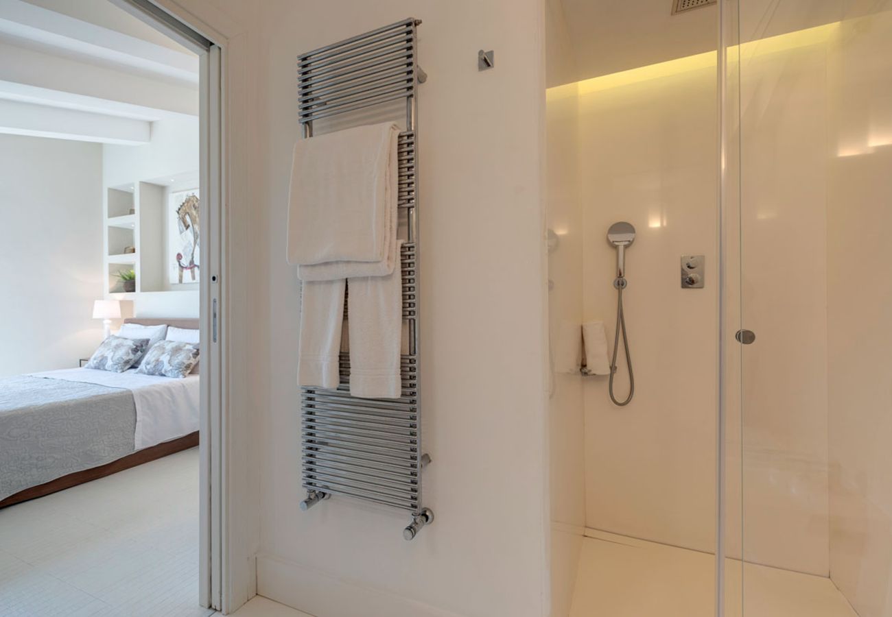 Villa a Panzano - AMORE RENTALS - Villa Bacci con Piscina Interna Riscaldata, Giardino, Terrazzi e Parcheggio 