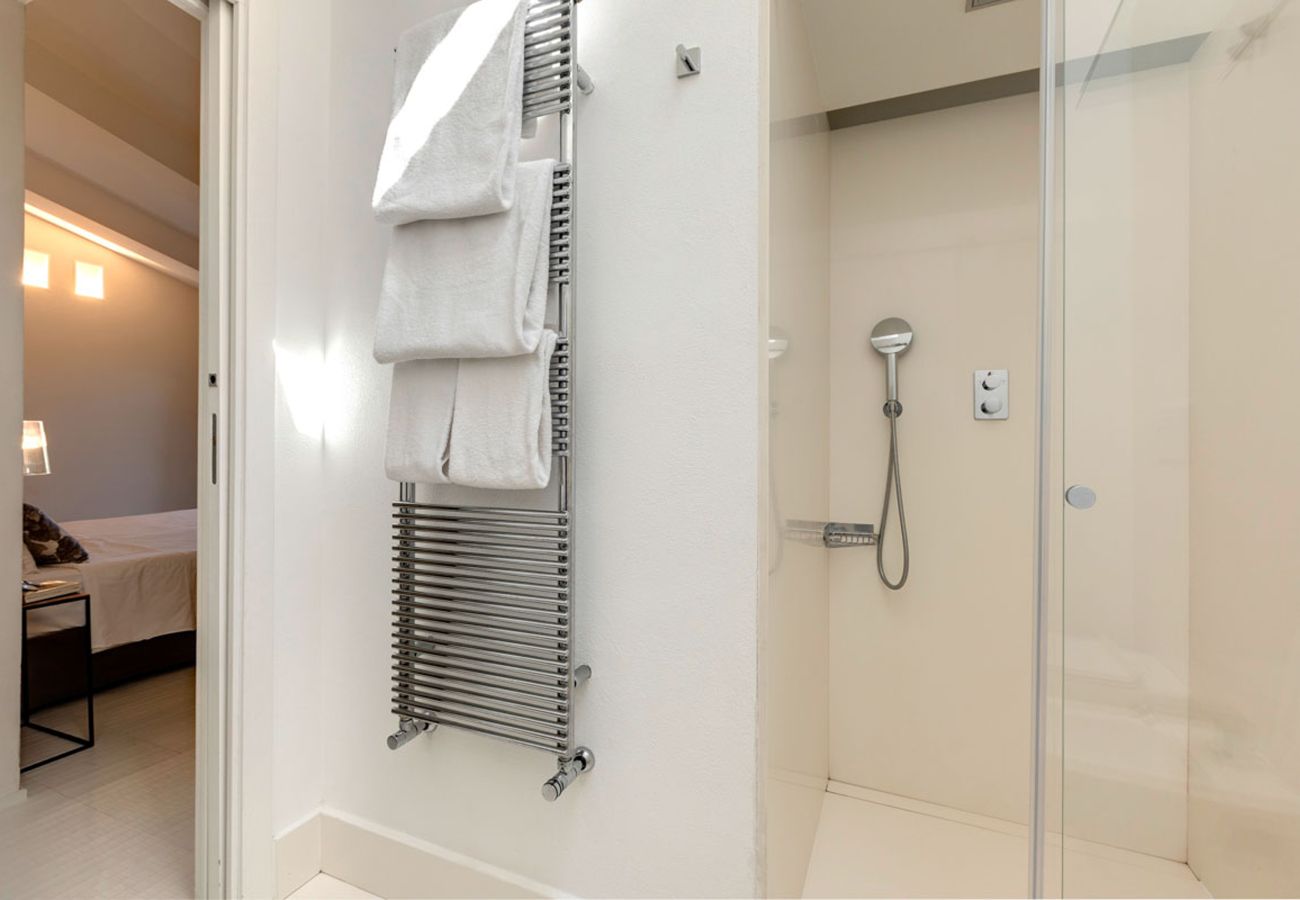 Villa a Panzano - AMORE RENTALS - Villa Bacci con Piscina Interna Riscaldata, Giardino, Terrazzi e Parcheggio 