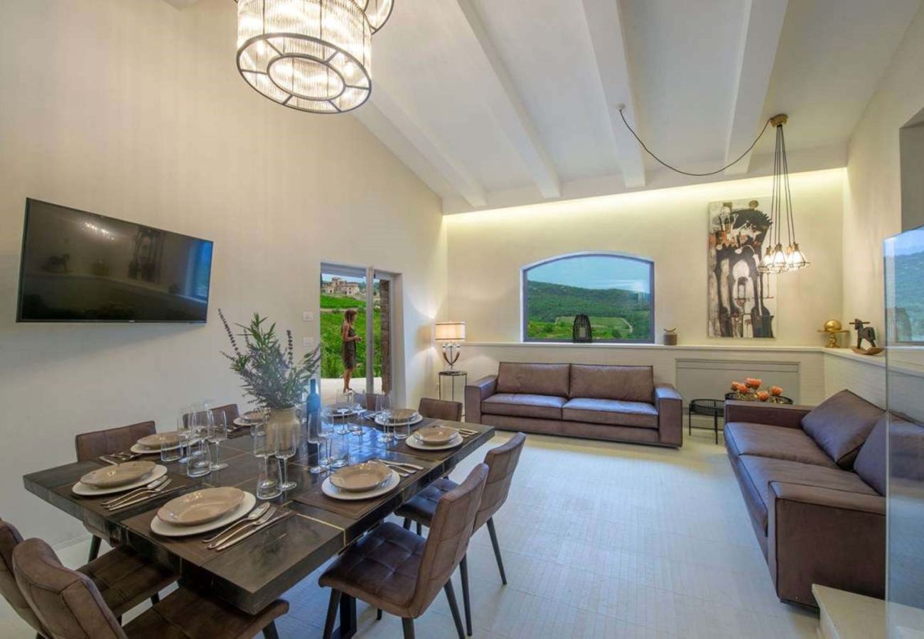 Villa a Panzano - AMORE RENTALS - Villa Bacci con Piscina Interna Riscaldata, Giardino, Terrazzi e Parcheggio 