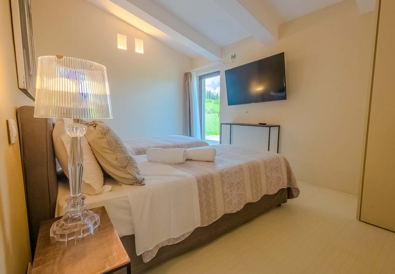 Villa a Panzano - AMORE RENTALS - Villa Bacci con Piscina Interna Riscaldata, Giardino, Terrazzi e Parcheggio 