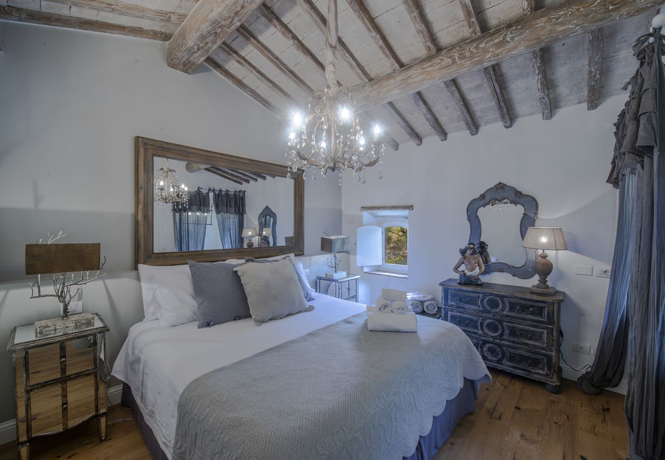 Residence a Panzano - Ville La Marcellina con Piscine Private, Giardino, Terrazzi, Ideali per Matrimoni