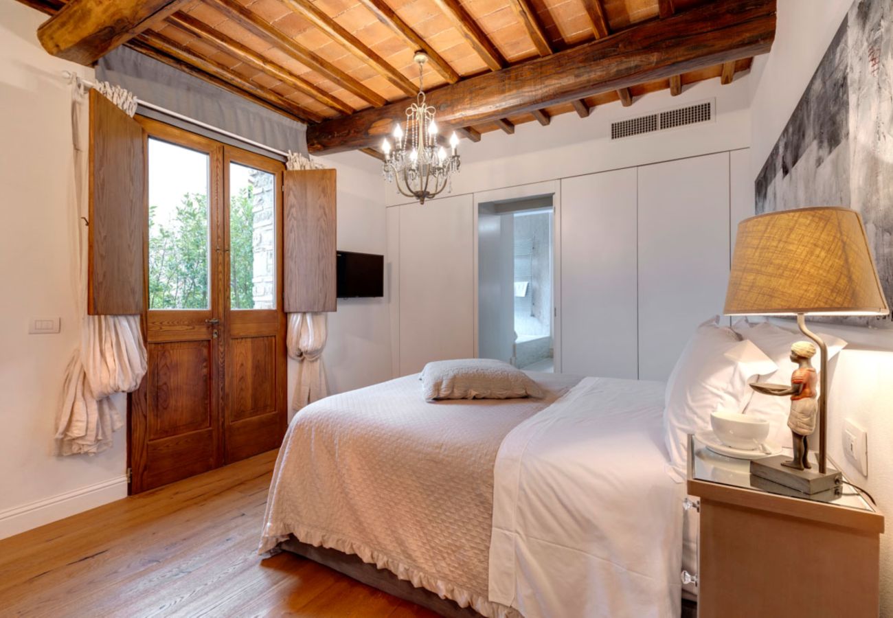 Residence a Panzano - Ville Il Paradiso con Piscine Private, Giardino, Terrazzi, Ideali per Matrimoni
