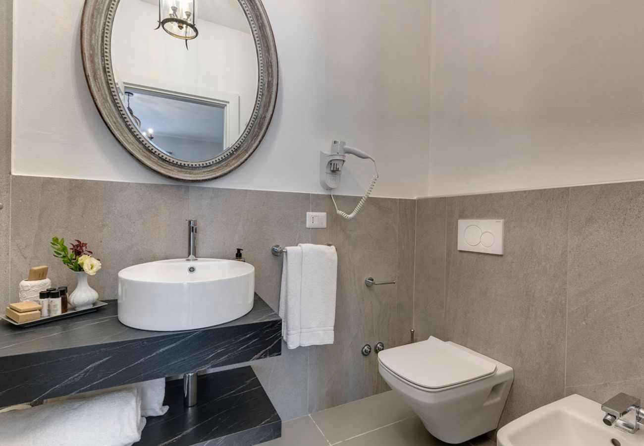 Residence a Panzano - Ville Il Paradiso con Piscine Private, Giardino, Terrazzi, Ideali per Matrimoni