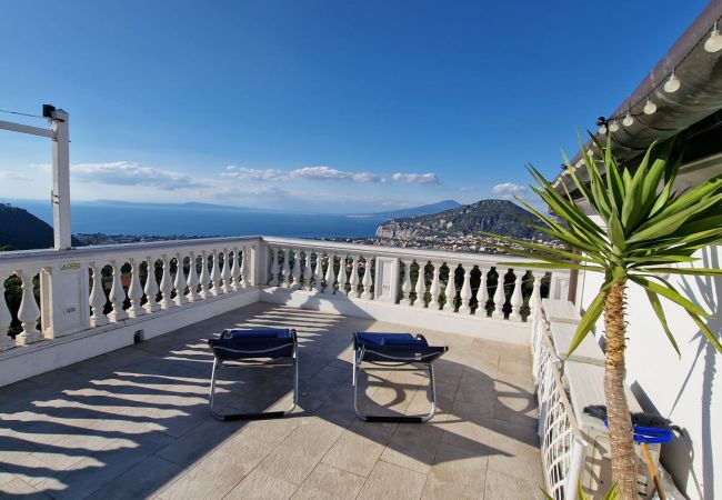 Villa a Sant´Agnello - AMORE RENTALS - Villa Tina con Piscina privata, Vista Mare, Terrazzi, Giardino e Parcheggio Villa a Sant´Agnello - AMORE RENTALS - Villa Tina con Piscina privata, Vista Mare, Terrazzi, Giardino e Parcheggio
