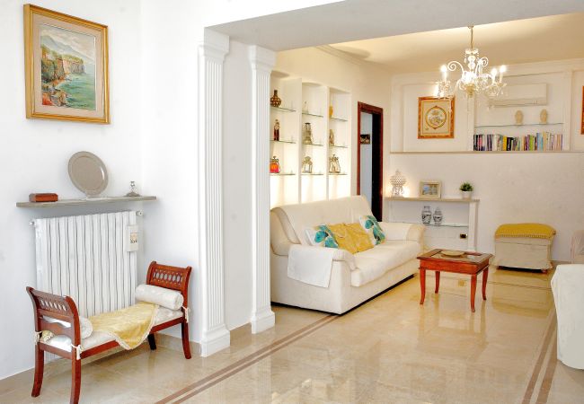 Villa a Sant´Agnello - AMORE RENTALS - Villa Tina con Piscina privata, Vista Mare, Terrazzi, Giardino e Parcheggio Villa a Sant´Agnello - AMORE RENTALS - Villa Tina con Piscina privata, Vista Mare, Terrazzi, Giardino e Parcheggio