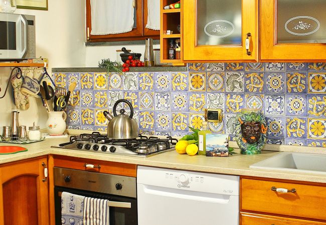 Villa a Sant´Agnello - AMORE RENTALS - Villa Tina con Piscina privata, Vista Mare, Terrazzi, Giardino e Parcheggio Villa a Sant´Agnello - AMORE RENTALS - Villa Tina con Piscina privata, Vista Mare, Terrazzi, Giardino e Parcheggio