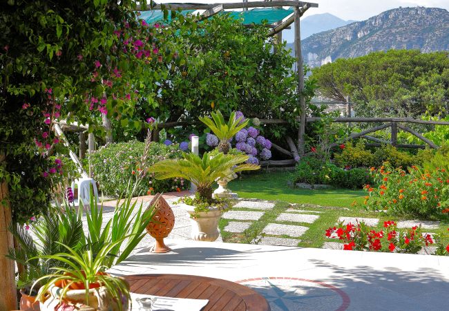 Villa a Sant´Agnello - AMORE RENTALS - Villa Tina con Piscina privata, Vista Mare, Terrazzi, Giardino e Parcheggio Villa a Sant´Agnello - AMORE RENTALS - Villa Tina con Piscina privata, Vista Mare, Terrazzi, Giardino e Parcheggio