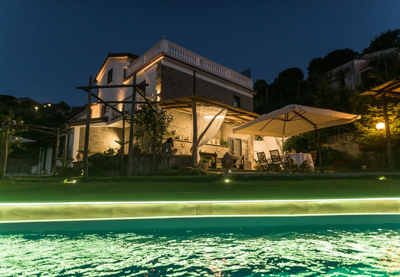 Villa a Sant´Agnello - AMORE RENTALS - Villa Tina con Piscina privata, Vista Mare, Terrazzi, Giardino e Parcheggio