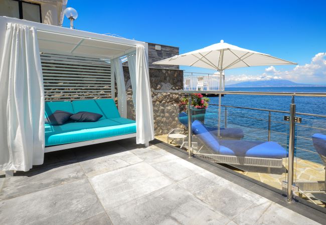 Villa a Sorrento - AMORE RENTALS - Villa del Maggiore con Accesso Diretto al Mare, Vista Mare, Giardino e Piscina privata