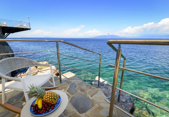 Villa a Sorrento - AMORE RENTALS - Villa del Maggiore con Accesso Diretto al Mare, Vista Mare, Giardino e Piscina privata