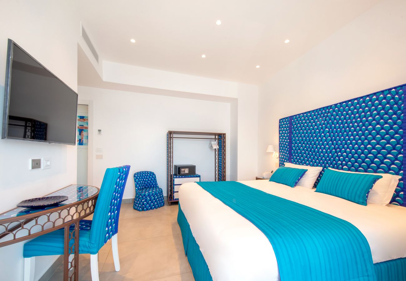 Villa a Sorrento - AMORE RENTALS - Villa del Maggiore con Accesso Diretto al Mare, Vista Mare, Giardino e Piscina privata