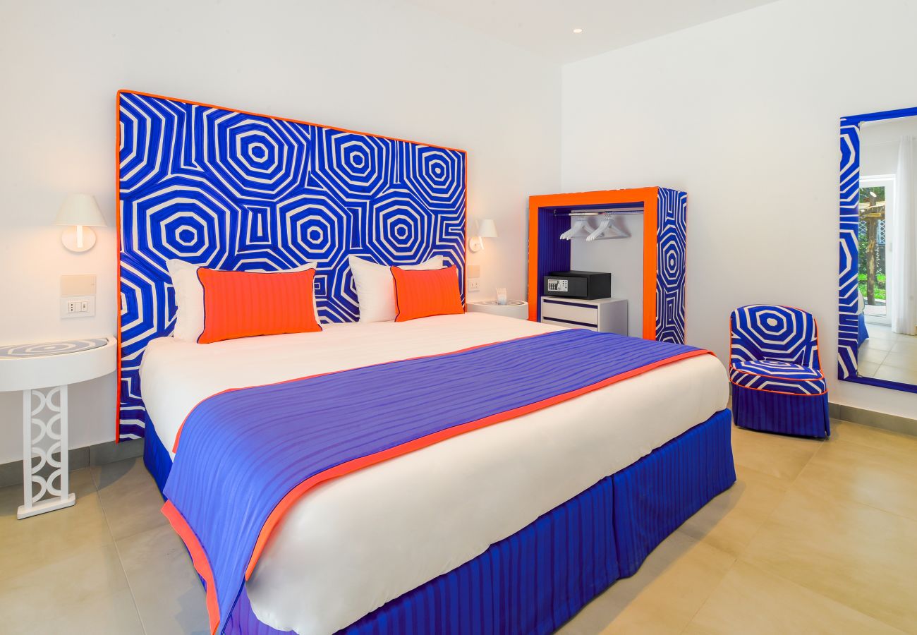 Villa a Sorrento - AMORE RENTALS - Villa del Maggiore con Accesso Diretto al Mare, Vista Mare, Giardino e Piscina privata