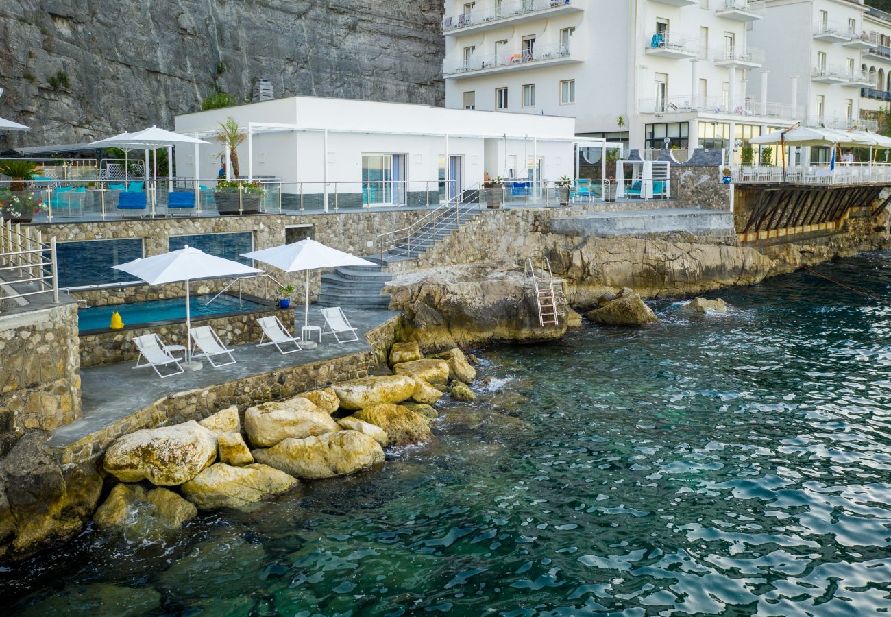 Villa a Sorrento - AMORE RENTALS - Villa del Maggiore con Accesso Diretto al Mare, Vista Mare, Giardino e Piscina privata