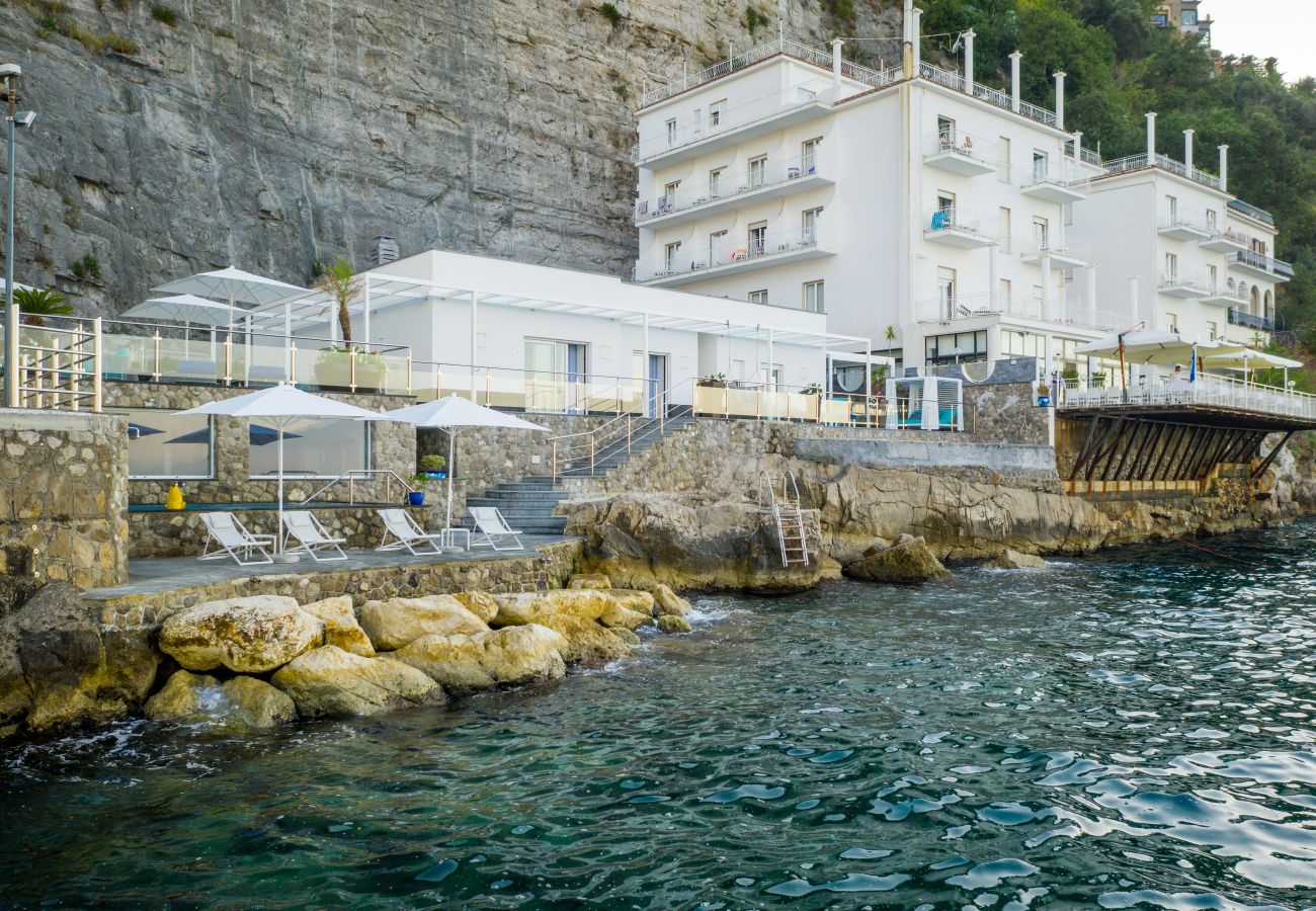 Villa a Sorrento - AMORE RENTALS - Villa del Maggiore con Accesso Diretto al Mare, Vista Mare, Giardino e Piscina privata