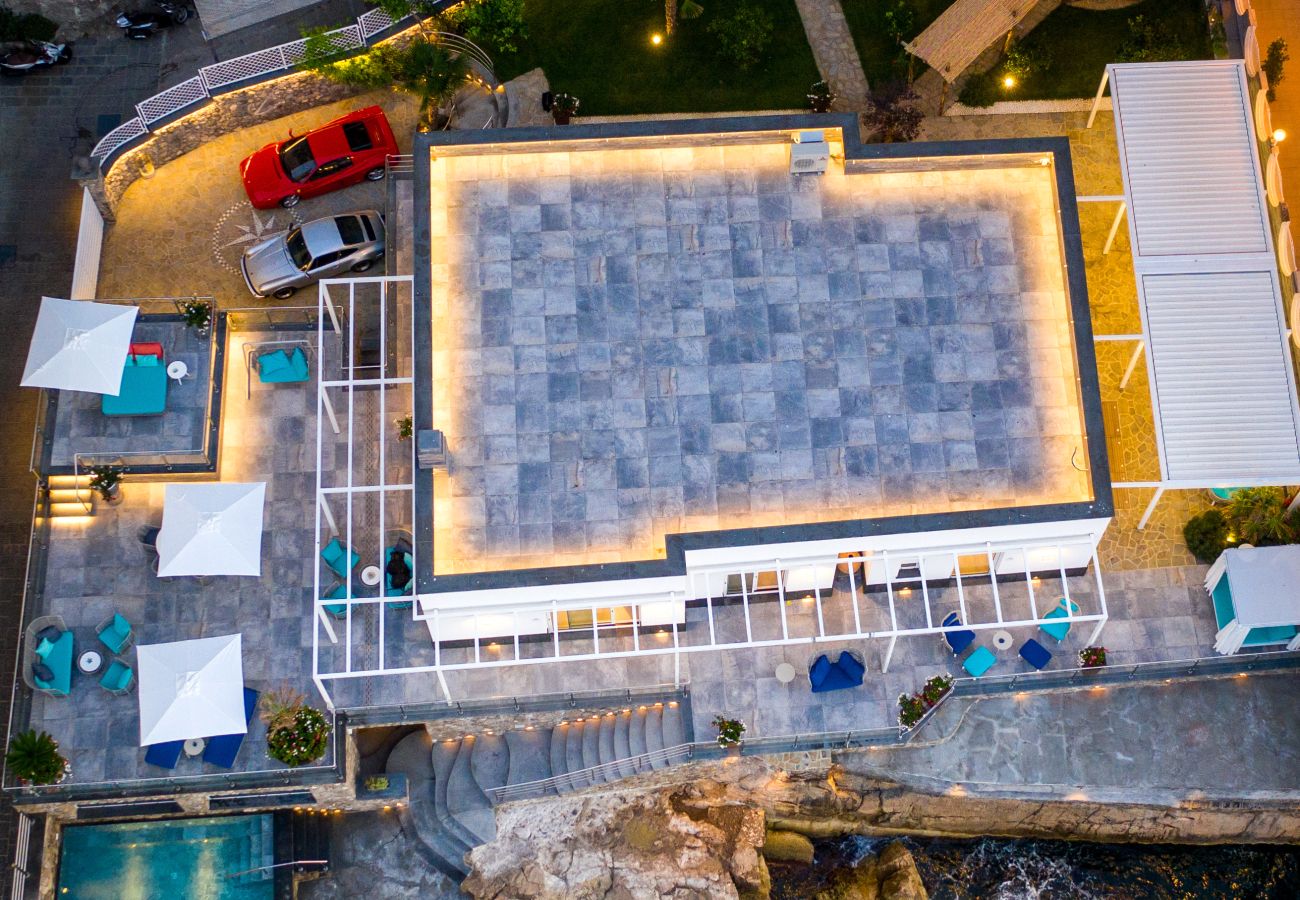 Villa a Sorrento - AMORE RENTALS - Villa del Maggiore con Accesso Diretto al Mare, Vista Mare, Giardino e Piscina privata