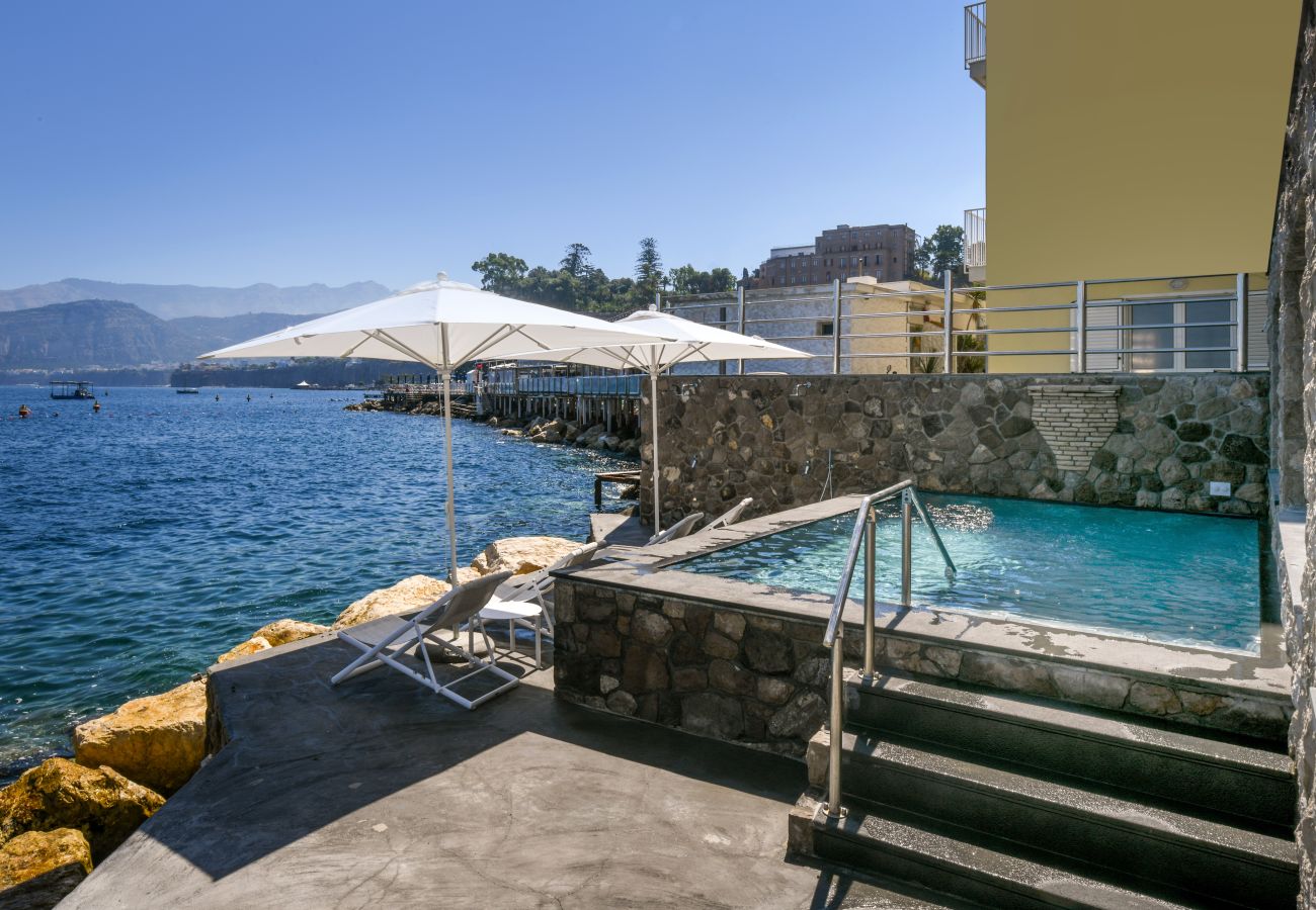 Villa a Sorrento - AMORE RENTALS - Villa del Maggiore con Accesso Diretto al Mare, Vista Mare, Giardino e Piscina privata