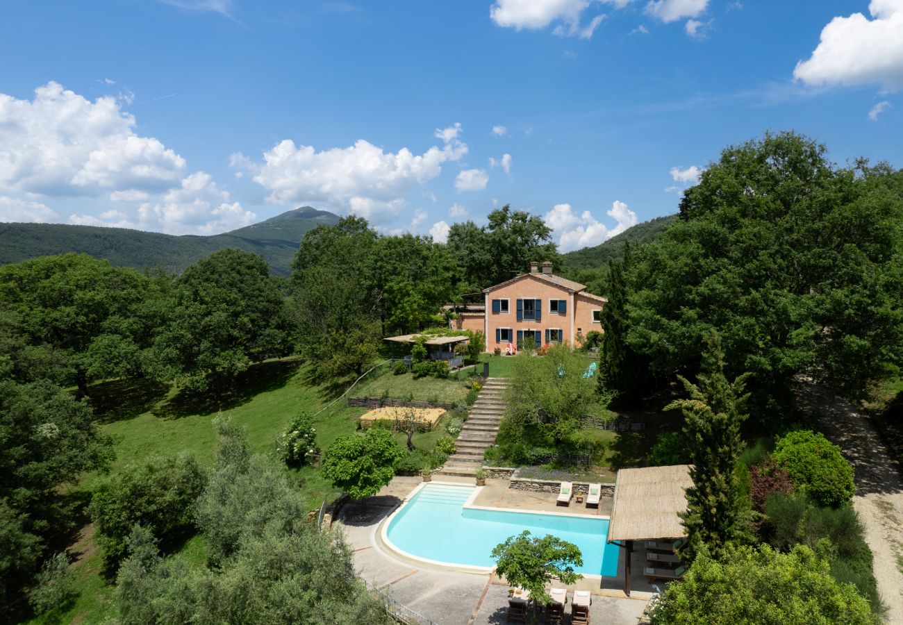 Villa a San Casciano dei Bagni - AMORE RENTALS - Casale della Toscana con Piscina Privata, Giardino, Parcheggio e Terrazzo