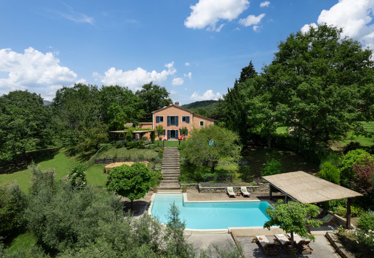 Villa a San Casciano dei Bagni - AMORE RENTALS - Casale della Toscana con Piscina Privata, Giardino, Parcheggio e Terrazzo