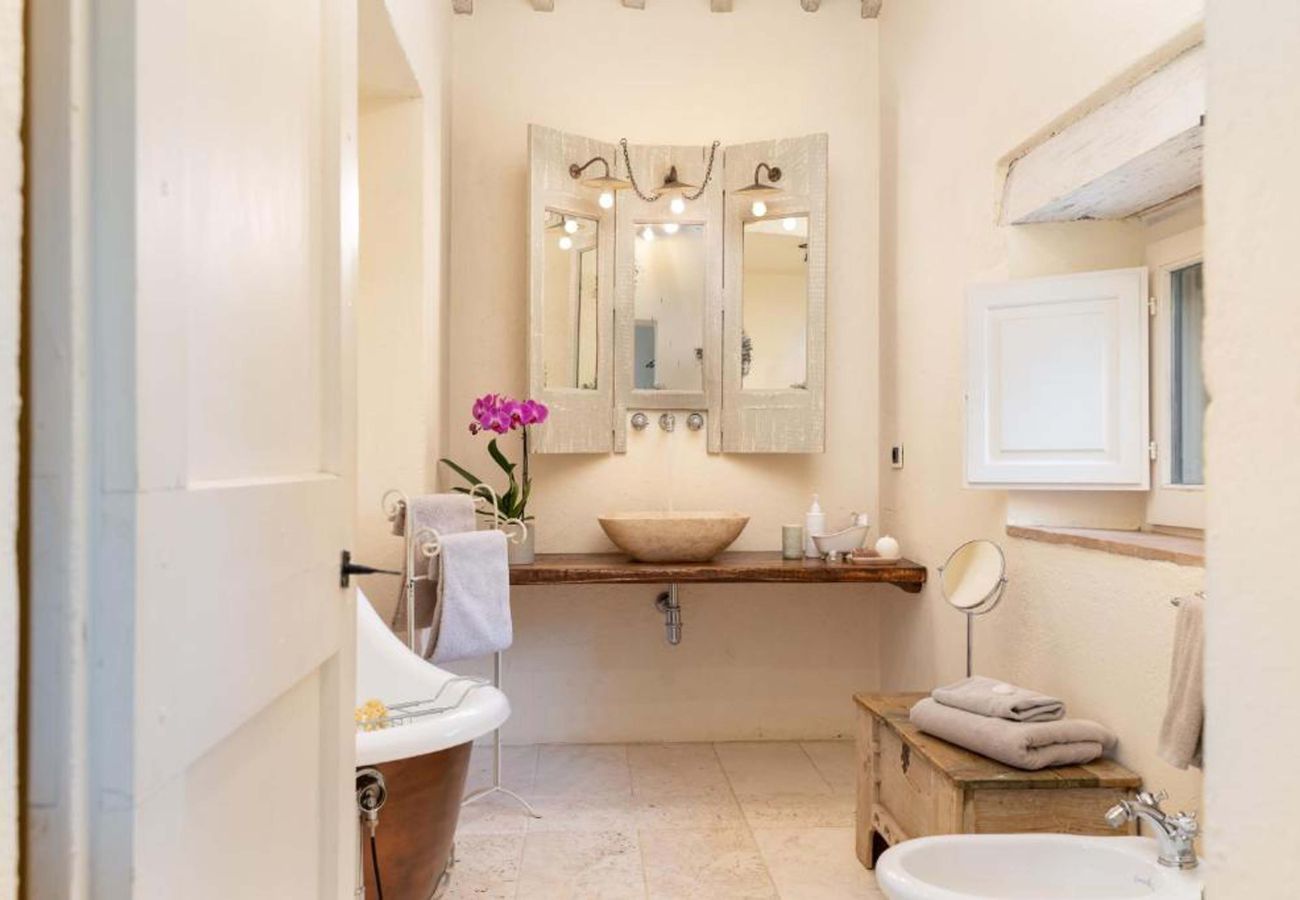 Villa a San Casciano dei Bagni - AMORE RENTALS - Casale della Toscana con Piscina Privata, Giardino, Parcheggio e Terrazzo