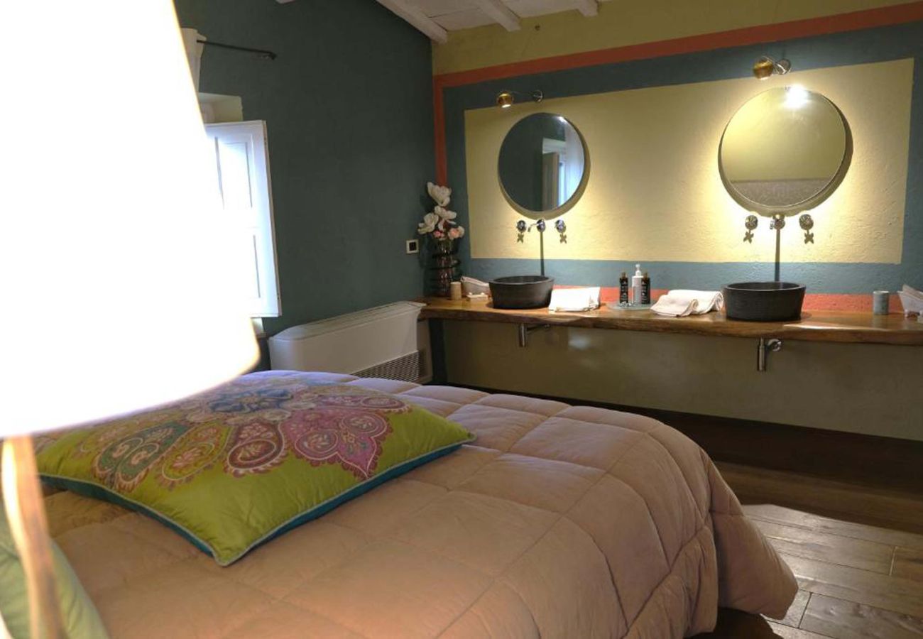 Villa a San Casciano dei Bagni - AMORE RENTALS - Casale della Toscana con Piscina Privata, Giardino, Parcheggio e Terrazzo