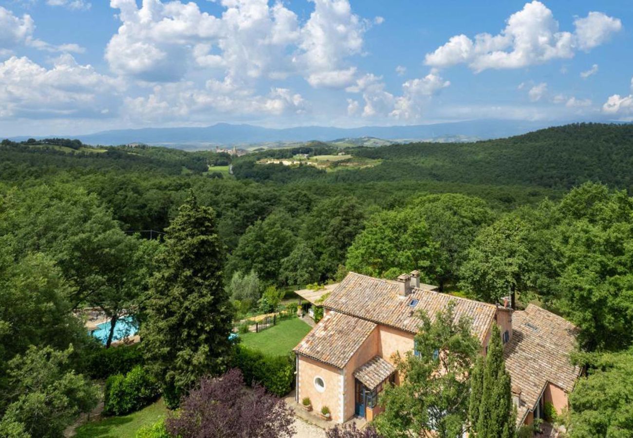 Villa a San Casciano dei Bagni - AMORE RENTALS - Casale della Toscana con Piscina Privata, Giardino, Parcheggio e Terrazzo