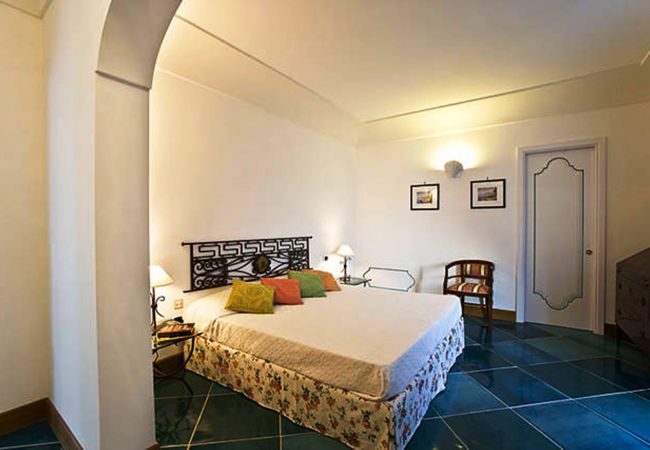 Villa a Positano - AMORE RENTALS - Villa Le Sirene con Jacuzzi Esterna e Vista Mare