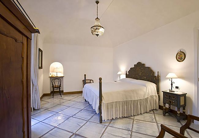 Villa a Positano - AMORE RENTALS - Villa Le Sirene con Jacuzzi Esterna e Vista Mare