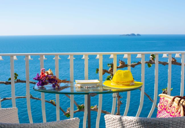 Villa a Positano - AMORE RENTALS - Villa Le Sirene con Jacuzzi Esterna e Vista Mare Villa a Positano - AMORE RENTALS - Villa Le Sirene con Jacuzzi Esterna e Vista Mare