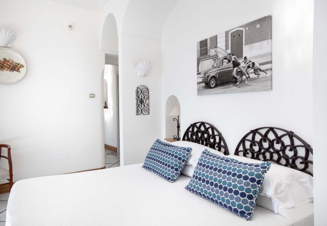 Villa a Positano - AMORE RENTALS - Villa Le Sirene con Jacuzzi Esterna e Vista Mare Villa a Positano - AMORE RENTALS - Villa Le Sirene con Jacuzzi Esterna e Vista Mare