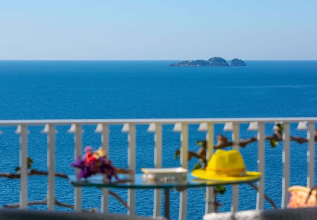 Villa a Positano - AMORE RENTALS - Villa Le Sirene con Jacuzzi Esterna e Vista Mare Villa a Positano - AMORE RENTALS - Villa Le Sirene con Jacuzzi Esterna e Vista Mare
