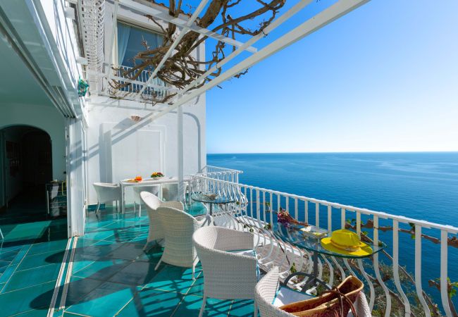 Villa a Positano - AMORE RENTALS - Villa Le Sirene con Jacuzzi Esterna e Vista Mare Villa a Positano - AMORE RENTALS - Villa Le Sirene con Jacuzzi Esterna e Vista Mare