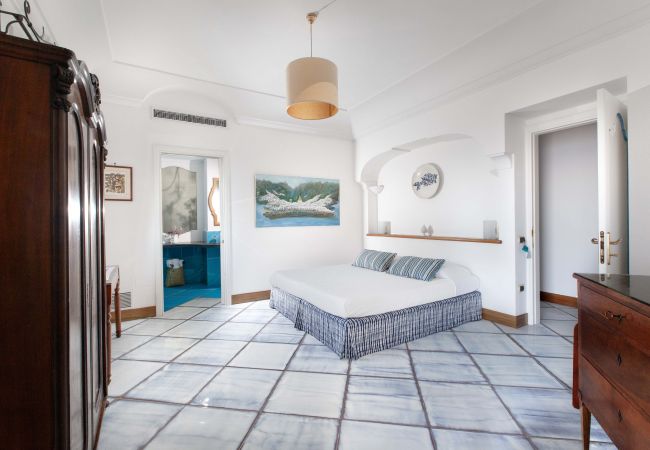 Villa a Positano - AMORE RENTALS - Villa Le Sirene con Jacuzzi Esterna e Vista Mare Villa a Positano - AMORE RENTALS - Villa Le Sirene con Jacuzzi Esterna e Vista Mare
