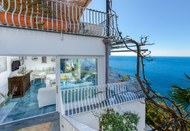 Villa a Positano - AMORE RENTALS - Villa Le Sirene con Jacuzzi Esterna e Vista Mare Villa a Positano - AMORE RENTALS - Villa Le Sirene con Jacuzzi Esterna e Vista Mare