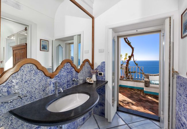 Villa a Positano - AMORE RENTALS - Villa Le Sirene con Jacuzzi Esterna e Vista Mare Villa a Positano - AMORE RENTALS - Villa Le Sirene con Jacuzzi Esterna e Vista Mare