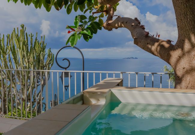 Villa a Positano - AMORE RENTALS - Villa Le Sirene con Jacuzzi Esterna e Vista Mare Villa a Positano - AMORE RENTALS - Villa Le Sirene con Jacuzzi Esterna e Vista Mare