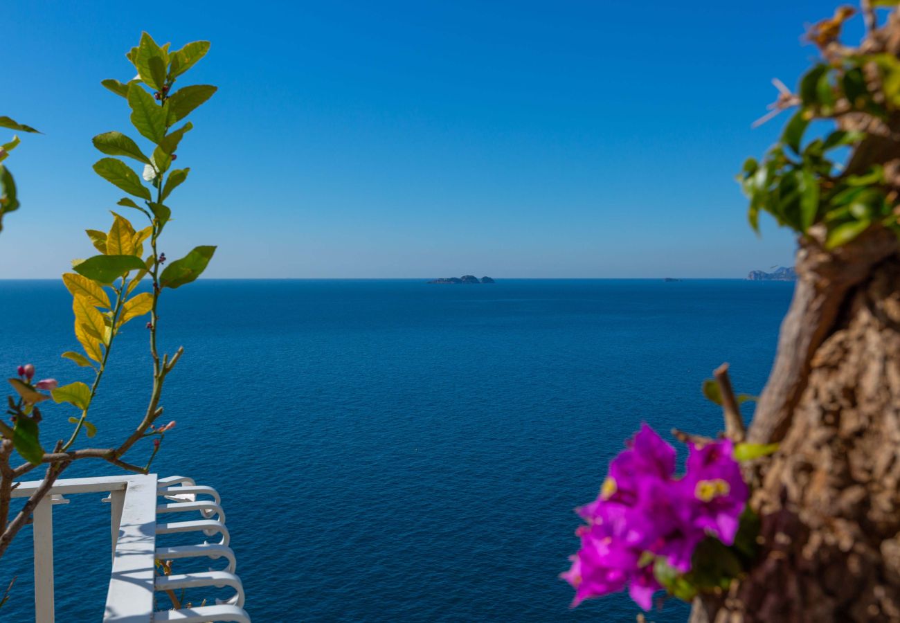 Villa a Positano - AMORE RENTALS - Villa Le Sirene con Jacuzzi Esterna e Vista Mare