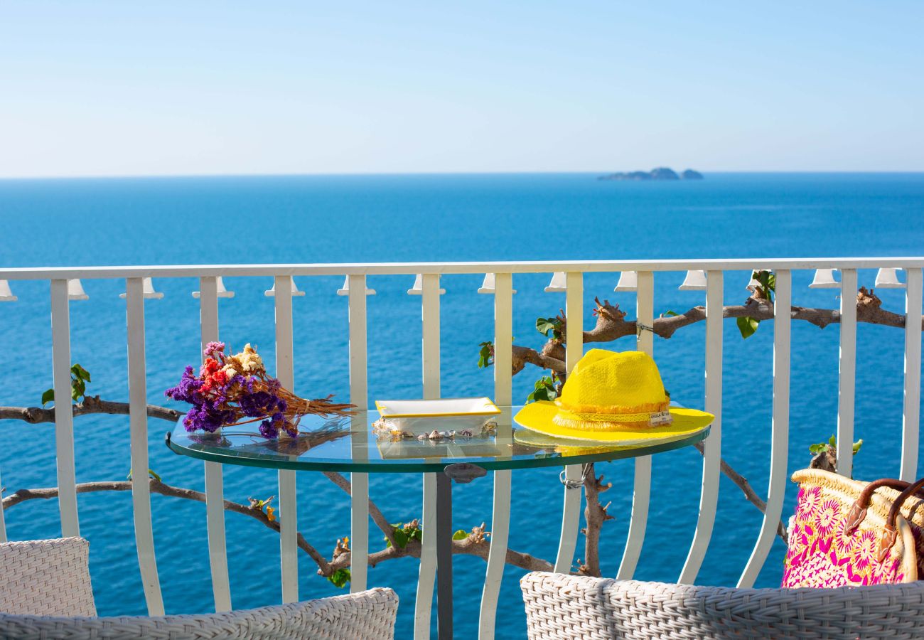 Villa a Positano - AMORE RENTALS - Villa Le Sirene con Jacuzzi Esterna e Vista Mare