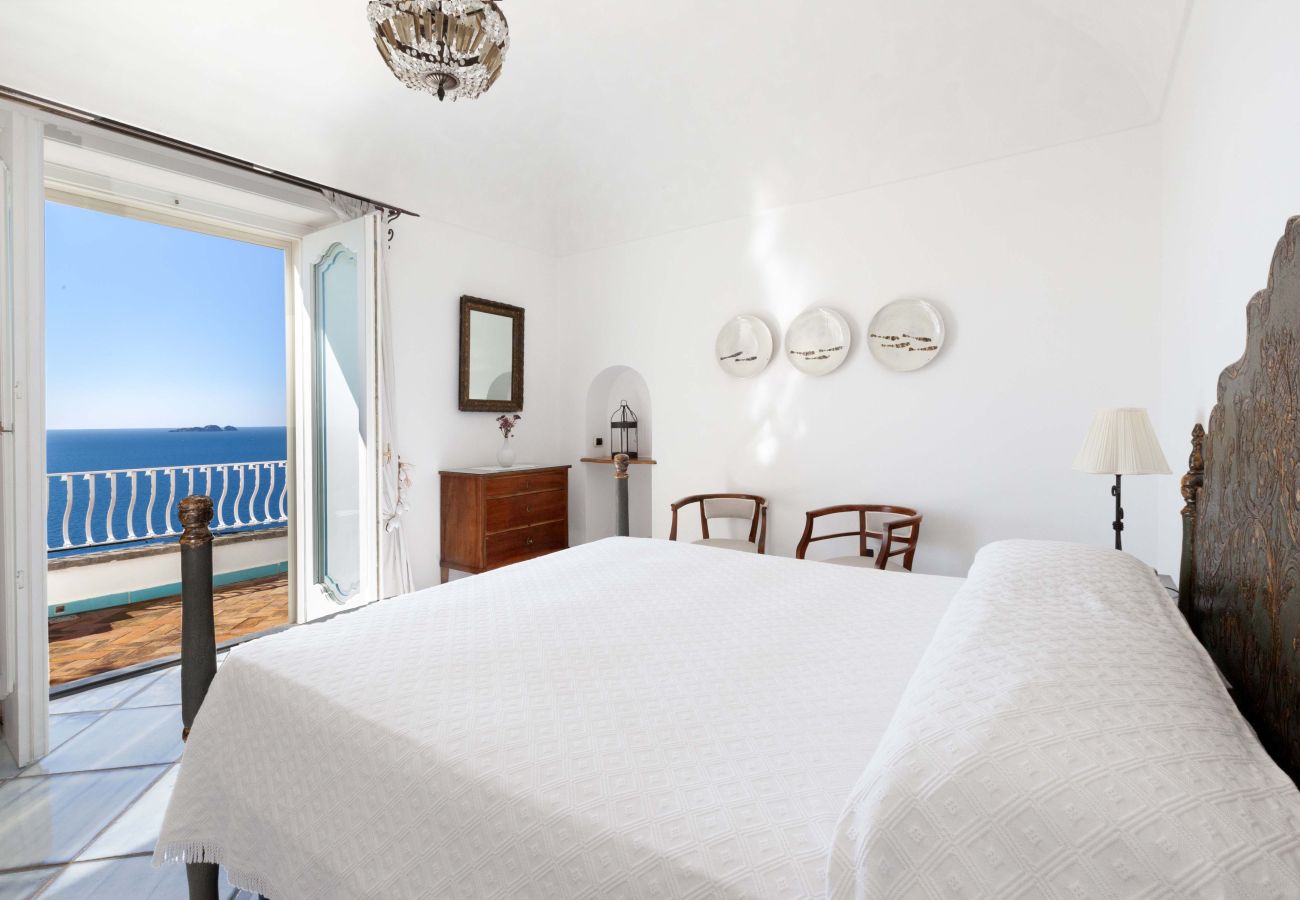 Villa a Positano - AMORE RENTALS - Villa Le Sirene con Jacuzzi Esterna e Vista Mare