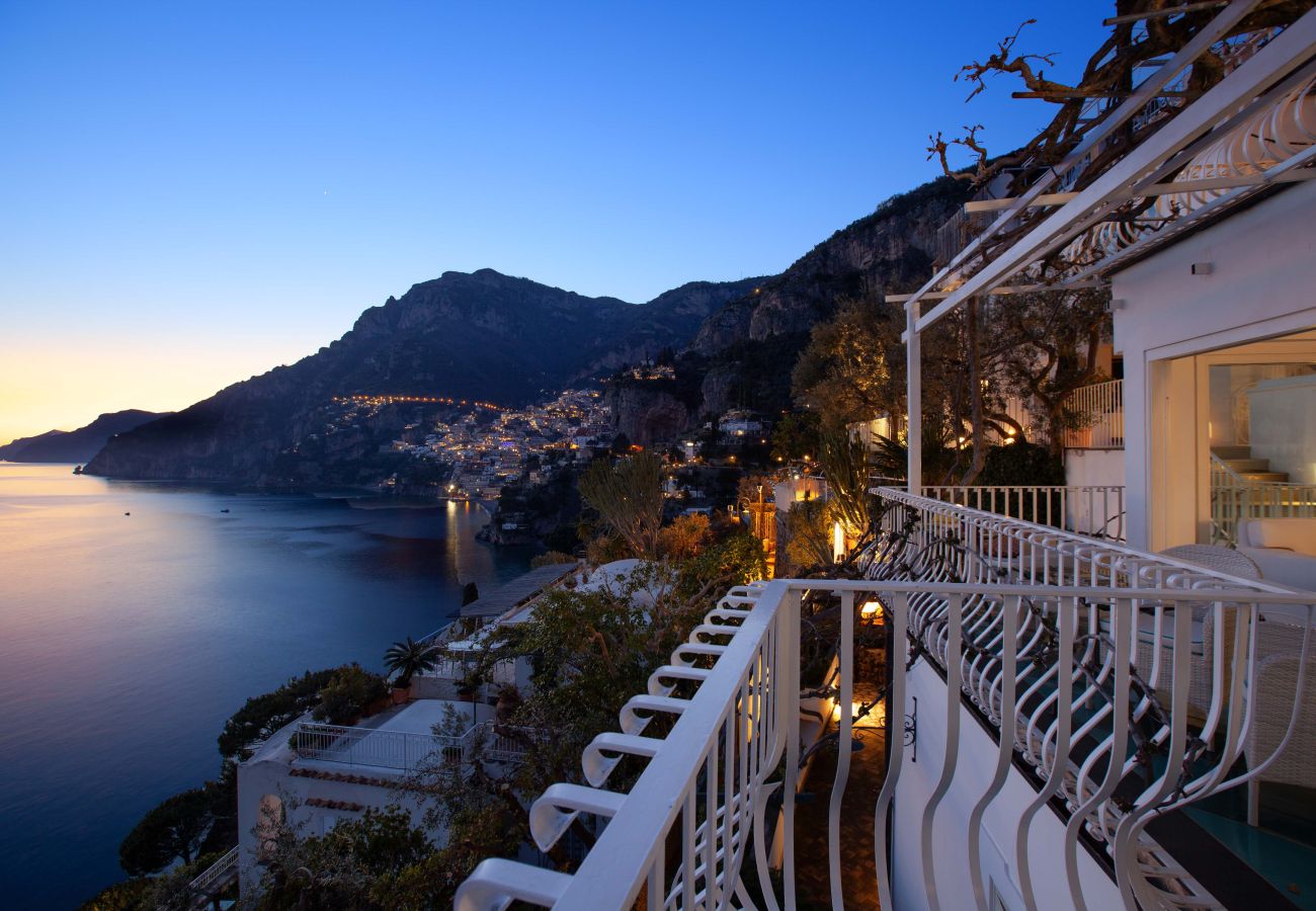 Villa a Positano - AMORE RENTALS - Villa Le Sirene con Jacuzzi Esterna e Vista Mare