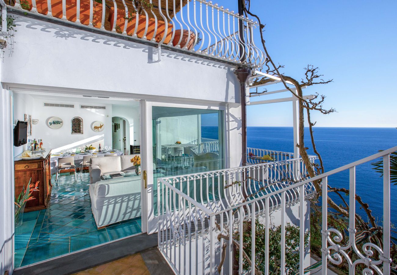 Villa a Positano - AMORE RENTALS - Villa Le Sirene con Jacuzzi Esterna e Vista Mare