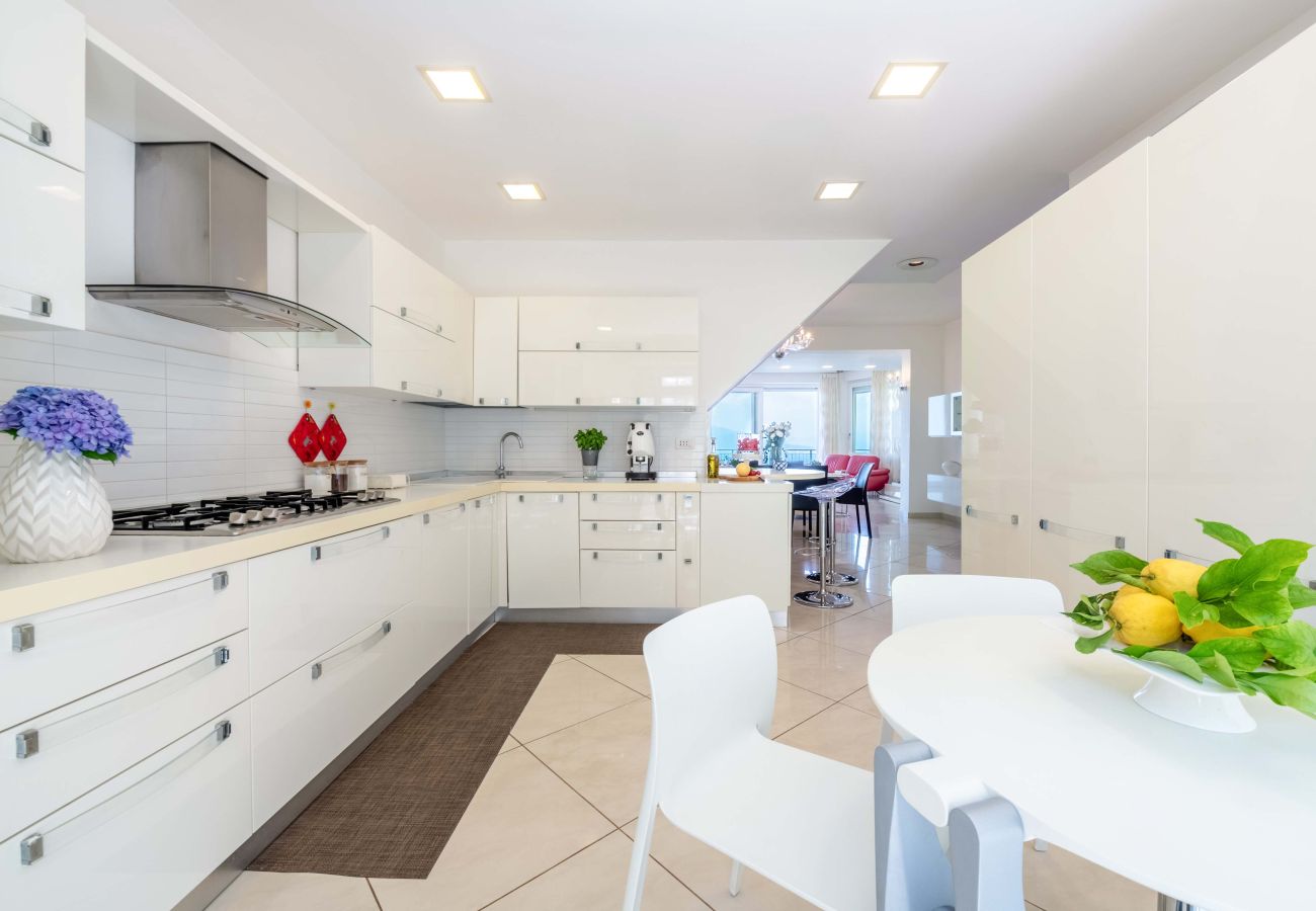 Villa a Sorrento - AMORE RENTALS - Villa Ado con Piscina Privata, Giardino, Vista Mare e Parcheggio