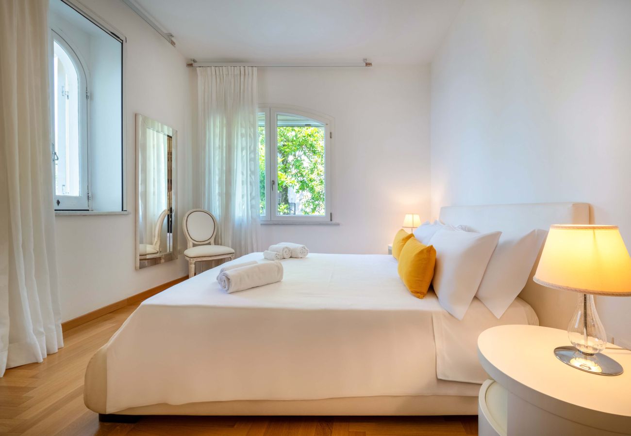 Villa a Sorrento - AMORE RENTALS - Villa Ado con Piscina Privata, Giardino, Vista Mare e Parcheggio