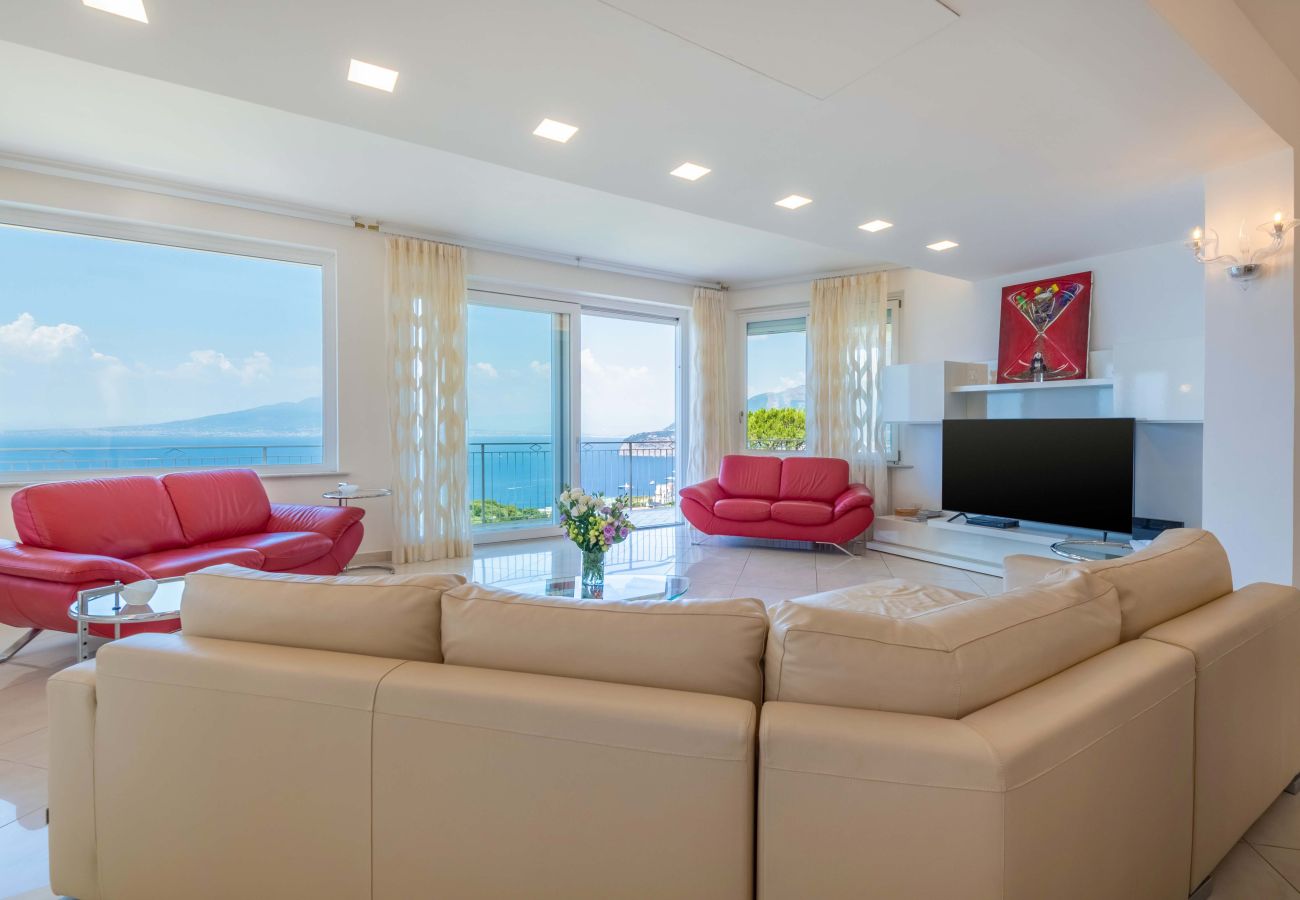 Villa a Sorrento - AMORE RENTALS - Villa Ado con Piscina Privata, Giardino, Vista Mare e Parcheggio