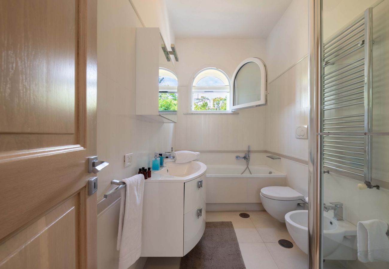 Villa a Sorrento - AMORE RENTALS - Villa Ado con Piscina Privata, Giardino, Vista Mare e Parcheggio