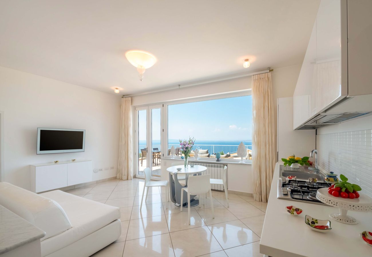 Villa a Sorrento - AMORE RENTALS - Villa Ado con Piscina Privata, Giardino, Vista Mare e Parcheggio