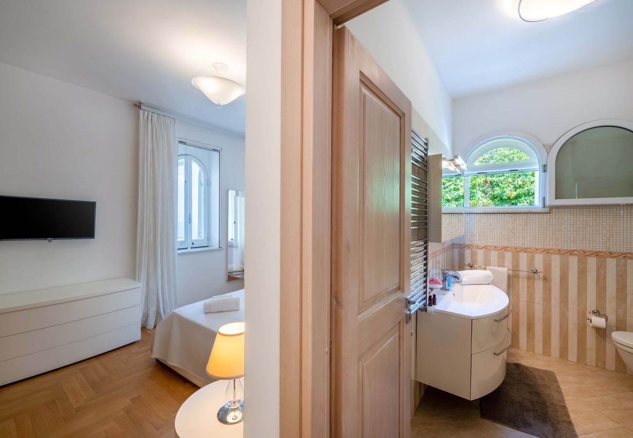 Villa a Sorrento - AMORE RENTALS - Villa Ado con Piscina Privata, Giardino, Vista Mare e Parcheggio