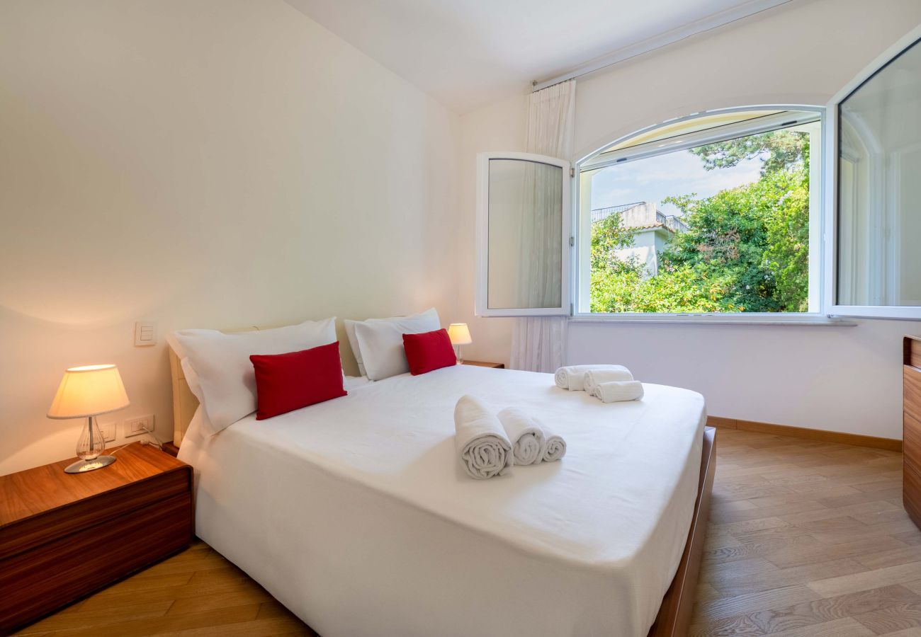 Villa a Sorrento - AMORE RENTALS - Villa Ado con Piscina Privata, Giardino, Vista Mare e Parcheggio