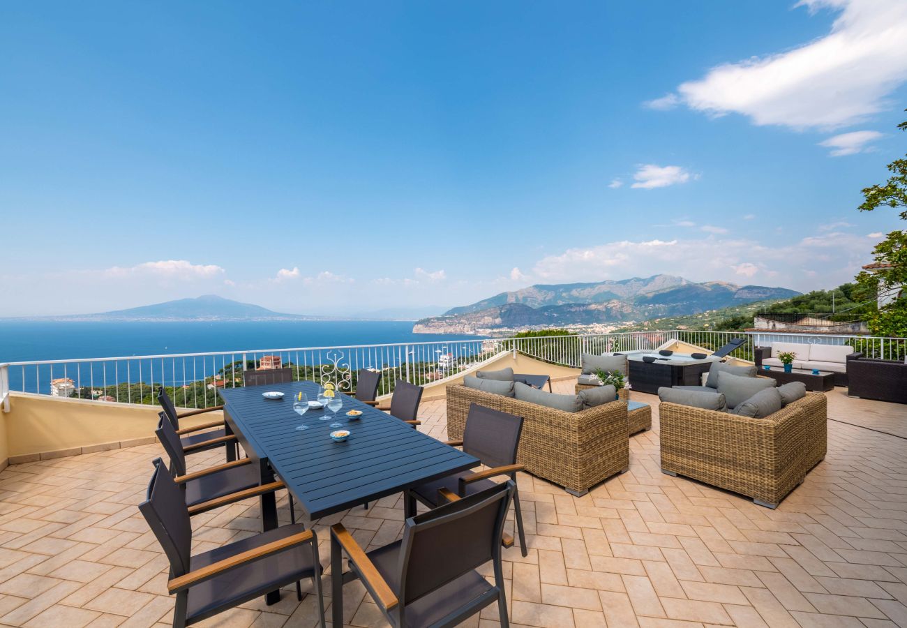 Villa a Sorrento - AMORE RENTALS - Villa Ado con Piscina Privata, Giardino, Vista Mare e Parcheggio