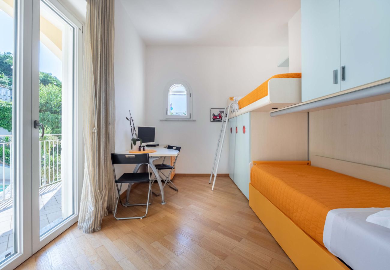 Villa a Sorrento - AMORE RENTALS - Villa Ado con Piscina Privata, Giardino, Vista Mare e Parcheggio