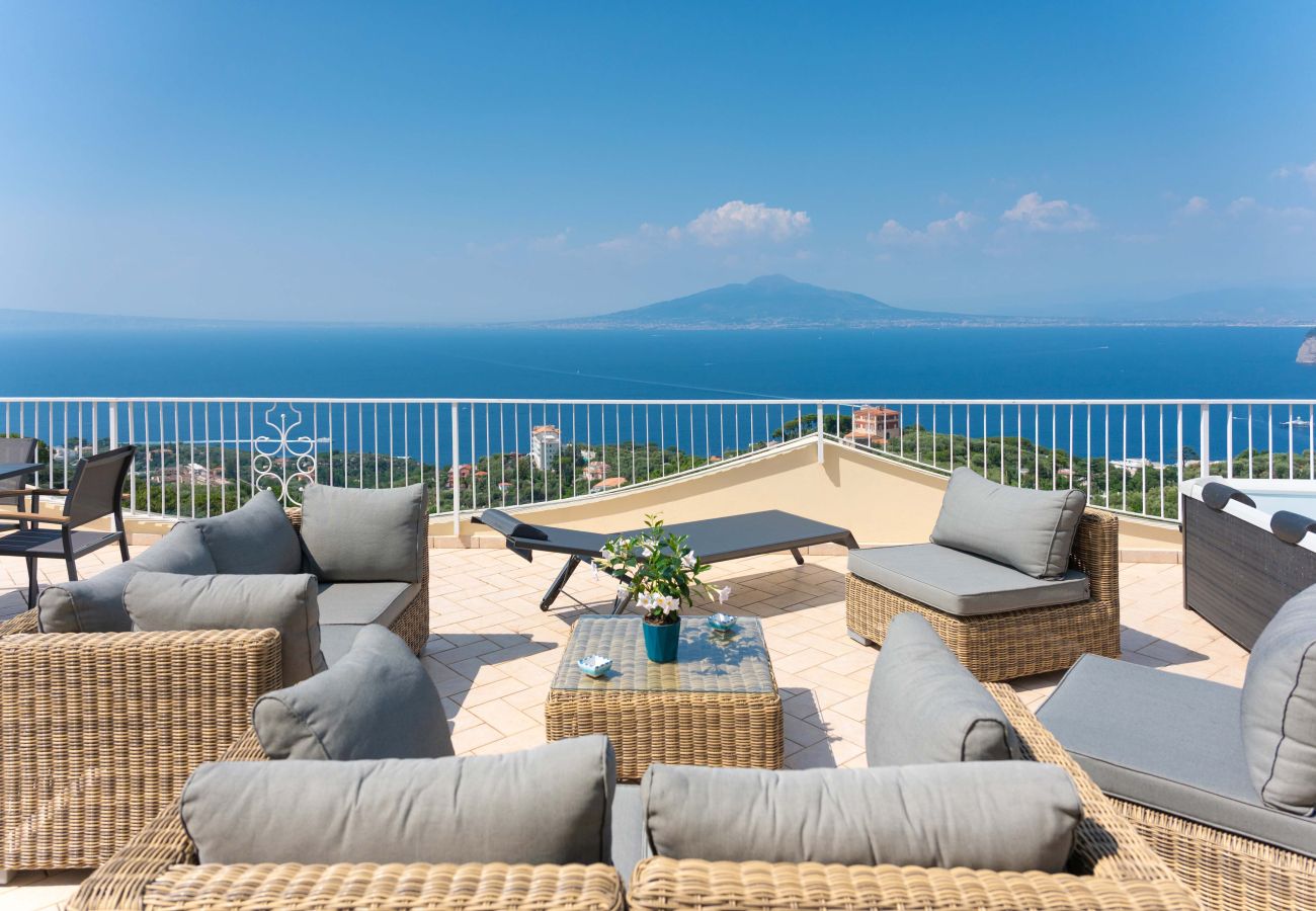 Villa a Sorrento - AMORE RENTALS - Villa Ado con Piscina Privata, Giardino, Vista Mare e Parcheggio